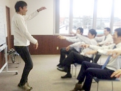 企業研修で笑いヨガ